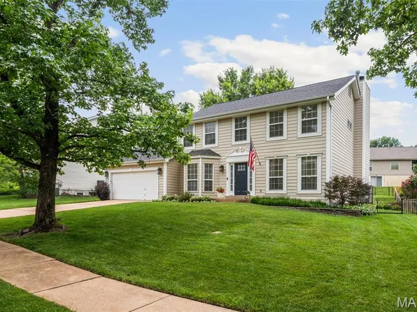902 Oakmoor Dr, Fenton, MO 63026