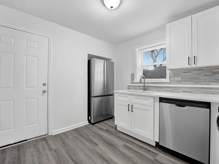 2152 W 21st St #1R — Photo 7
