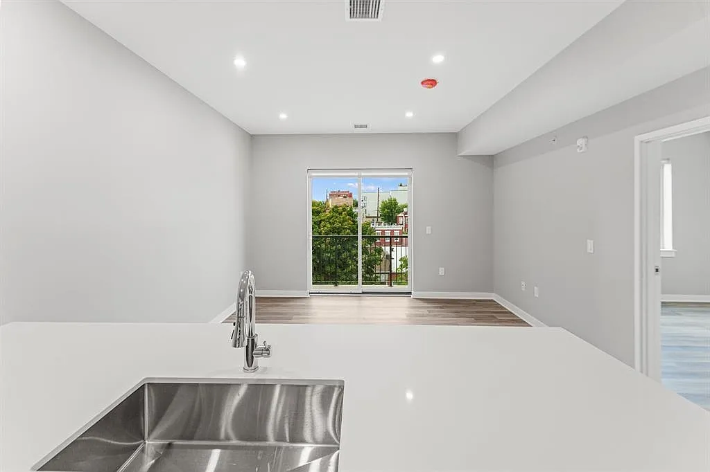 1 bed, 1.0 bath, 788 sqft, $2,215 — Photo 2