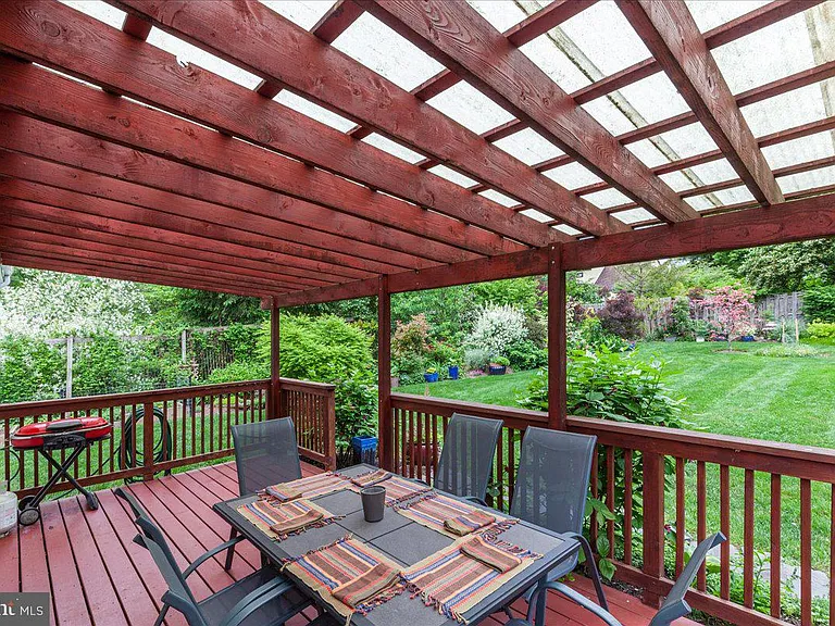 394 Franklin Ave — Photo 29