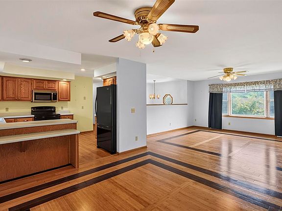 4th image of 220 W Main St
