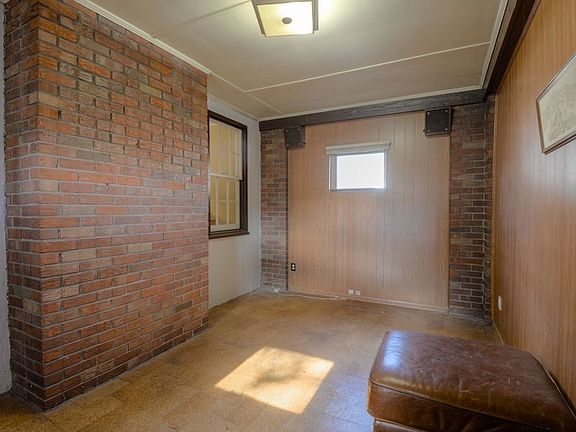 5th image of 909 E Gregory Blvd