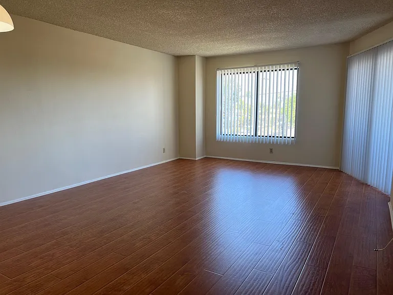 17302 Chatsworth St #7 — Photo 4