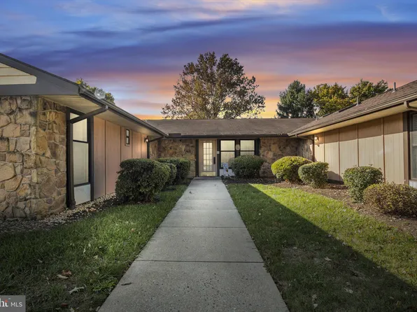 15 Abbey Ct, Carlisle, PA 17015