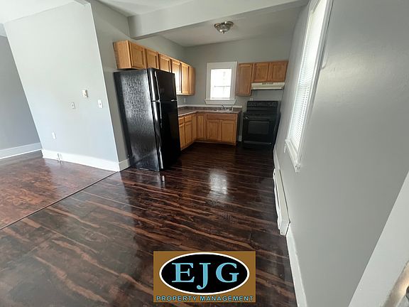 2nd image of 205 1/2 Pine St #205-1/2