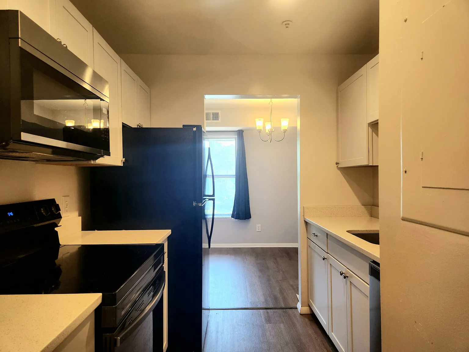 2 bed, 946 sqft, $2,100 — Photo 3