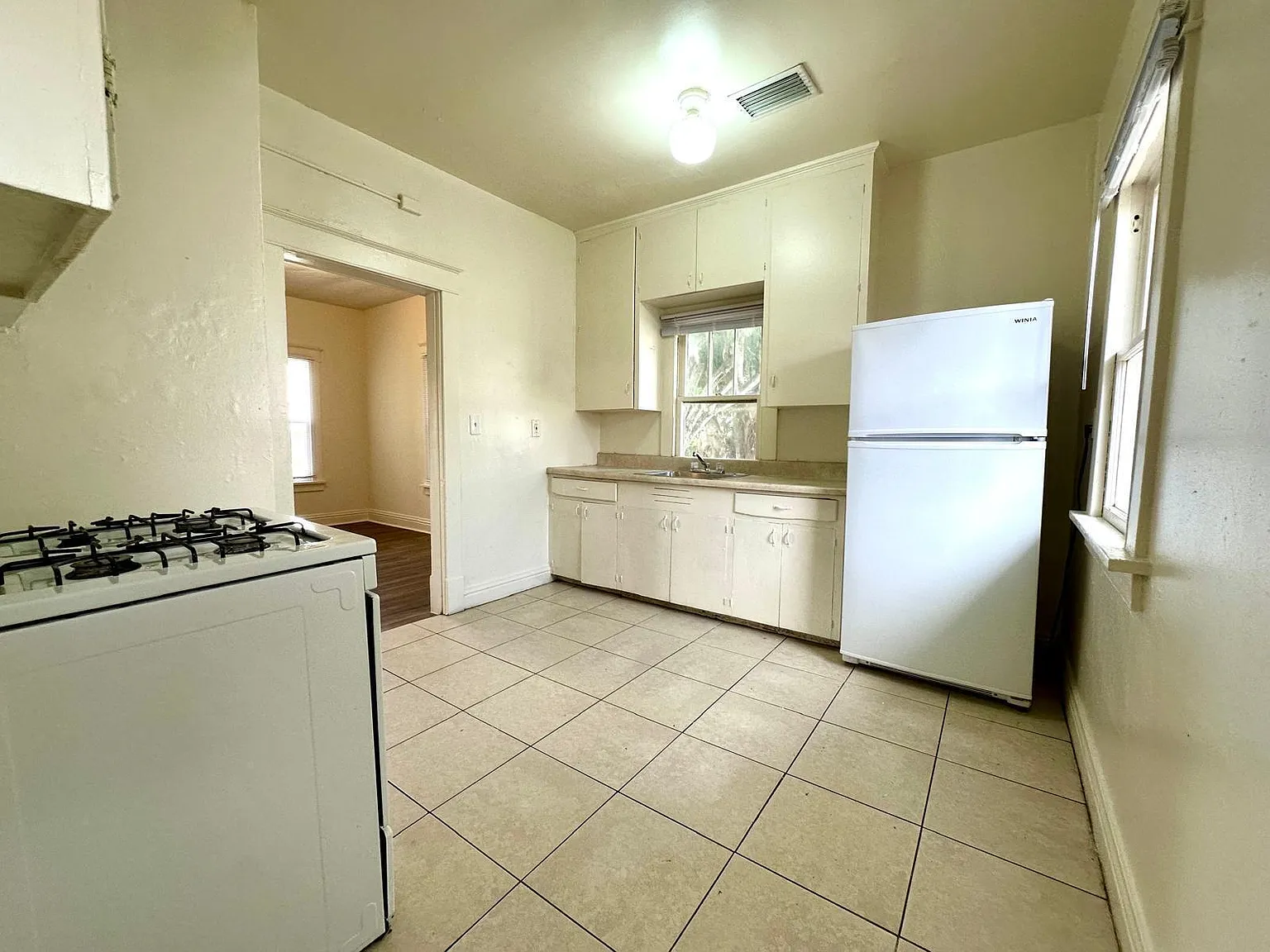 3 bed, 1.5 bath, 1100 sqft, $2,700 — Photo 3