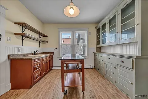 More kitchen...