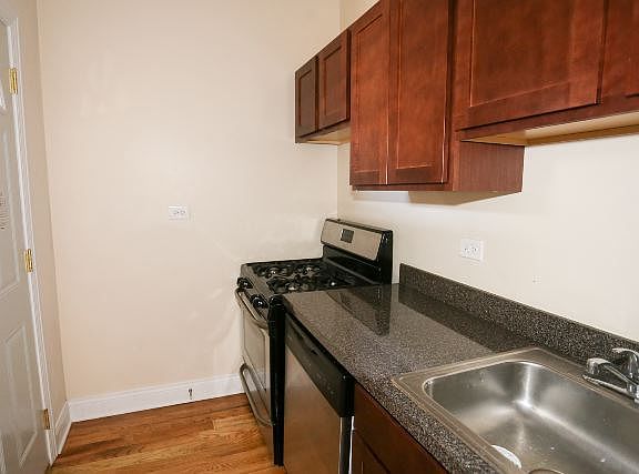 2nd image of 628 W Cornelia Ave APT 3E