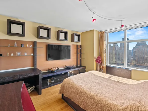 160 West 66th Street image 9 of 13