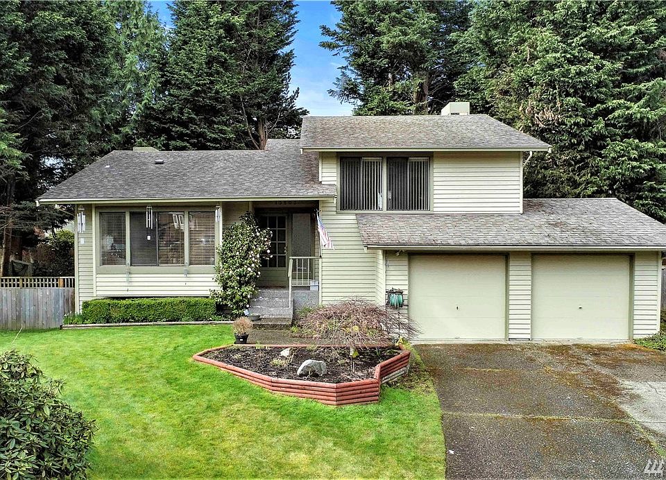 Front View of Tri-Levlel home at end of Cul-de-sac!