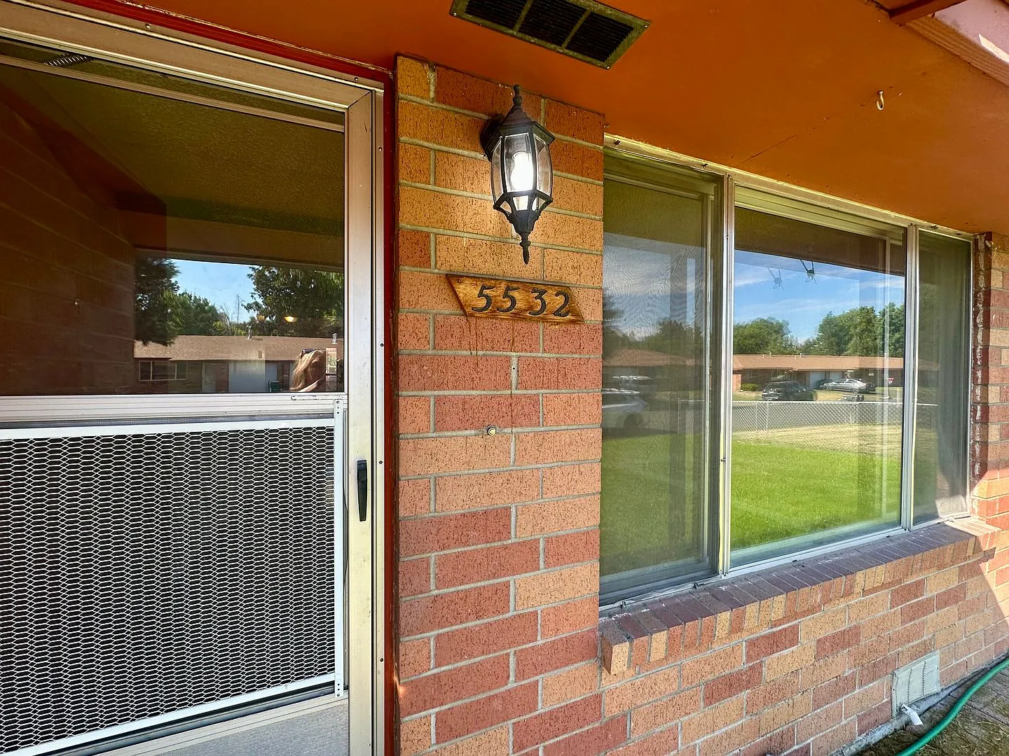 Spacious 3-bedroom, 2-bathroom home located in the South Suburbs with attached garage — Photo 4