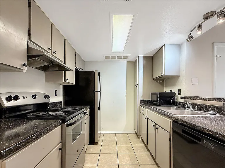 12905 Woodforest Blvd #601 — Photo 11