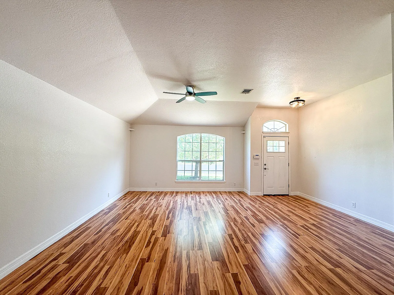 3 bed, 2.0 bath, 2081 sqft, $2,300 — Photo 3