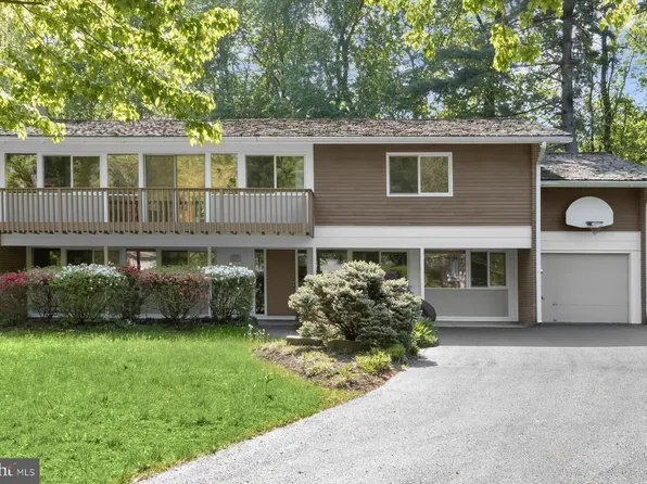 8210 Stone Trail Dr, Bethesda, MD 20817