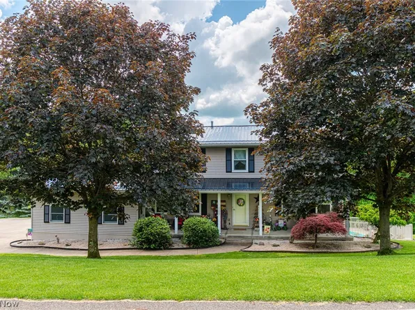 805 Overlook Dr, Coshocton, OH 43812