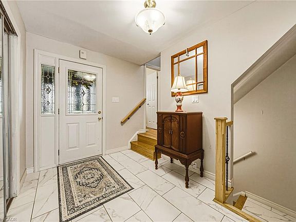 5th image of 467 Woodview Rd #5