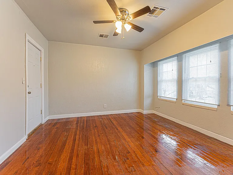 458 College Ave — Photo 2