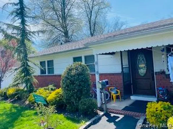 1099 Nugent Ave, Bay Shore, NY 11706