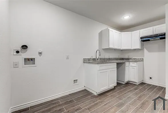 1835 W Poplar St — Photo 8