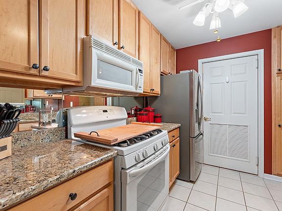 5th image of 9824 Wildwood Ct Unit 2-A