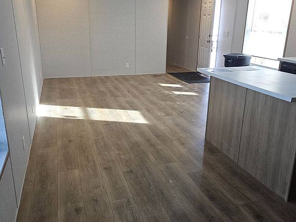 4th image of 607 Skyline Rd W