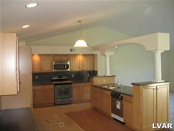 4th image of 3076 Oakland Dr