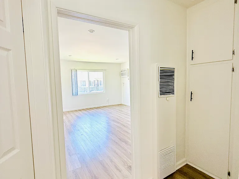 7045 Whitsett Ave #3 — Photo 18