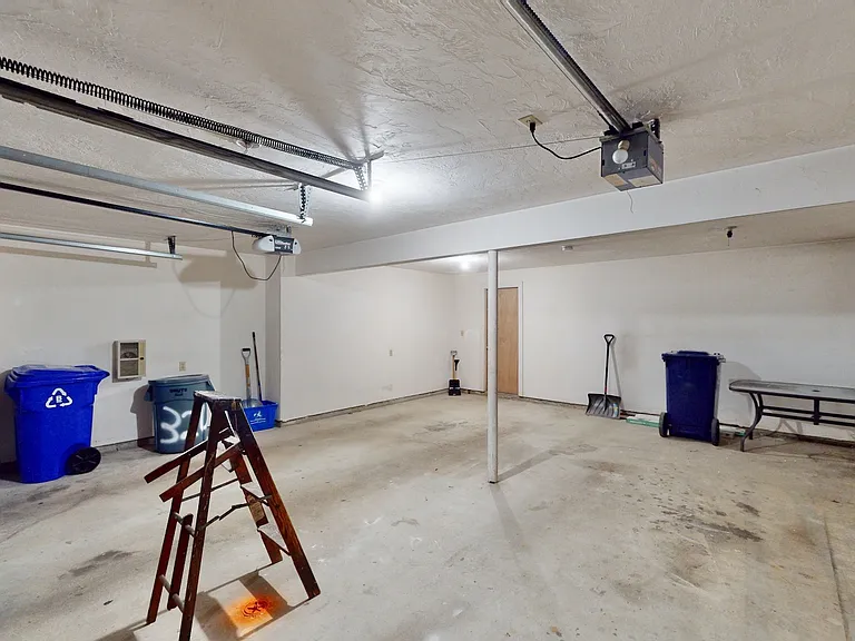 324 W 3rd St #2 — Photo 23