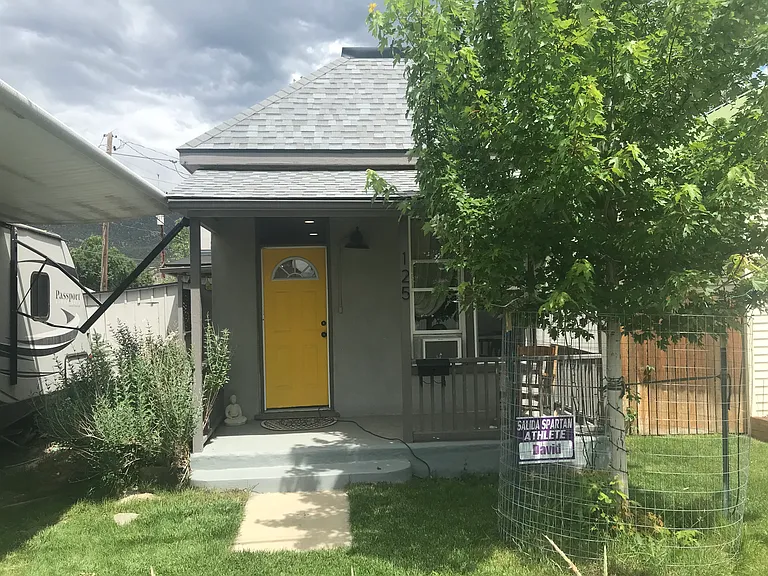 Charming 1905 Remodel in the heart of Salida! New roof, lovely neighborhood, private backyard sanctuary. Only 4 blocks walk to central downtown district, and same to the Arkansas riverbank! 40 minutes from driveway to parking lot to Monarch Mountain.