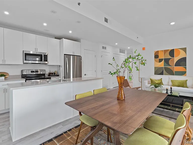 655 W Willis St #304 — Photo 7