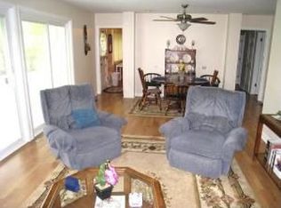 512 Shadywood Ln, Elk Grove Village, IL 60007