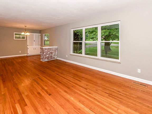 5th image of 211 Dogwood Dr