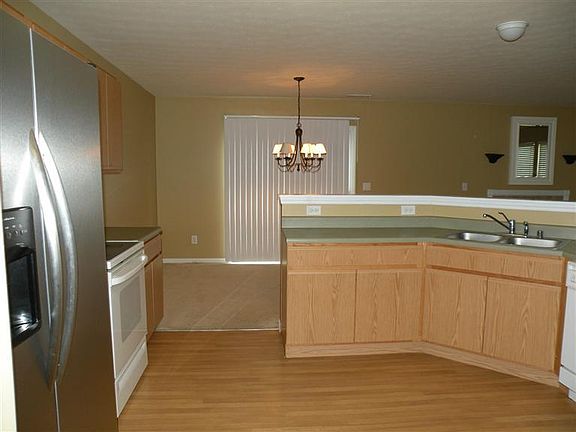 5th image of 379 Hartford Ct