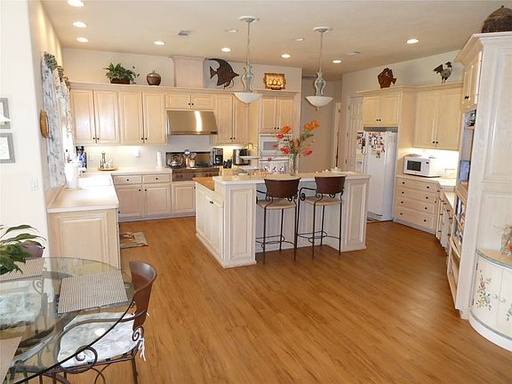 3rd image of 18 Aberdeen Dr