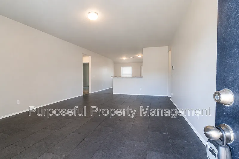 4 bed, 2.0 bath, 1728 sqft, $1,695 — Photo 3