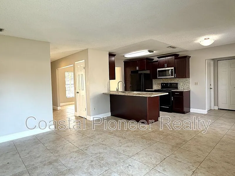 4 bed, 2.0 bath, 1813 sqft, $2,198 — Photo 4