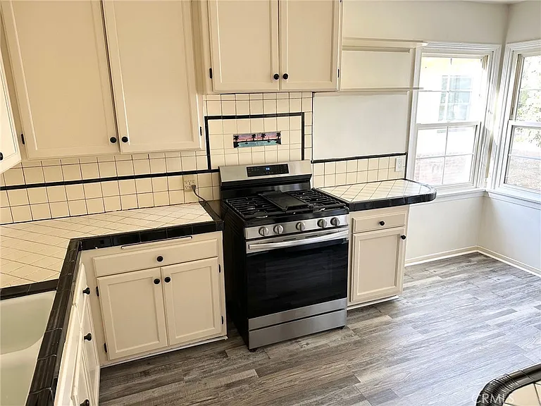 6539 Blucher Ave — Photo 12