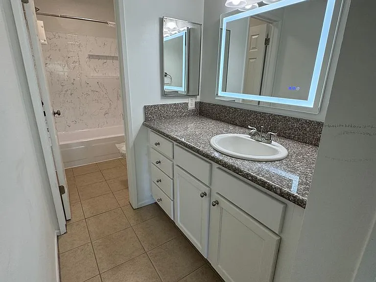 15925 Victory Blvd — Photo 13
