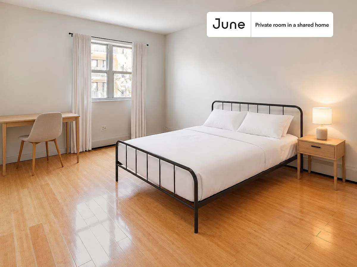 Queen bedroom in 4 bed/2 bath home in Flatbush #1648 D — Photo 1