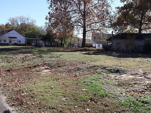 3rd image of 801 W School St