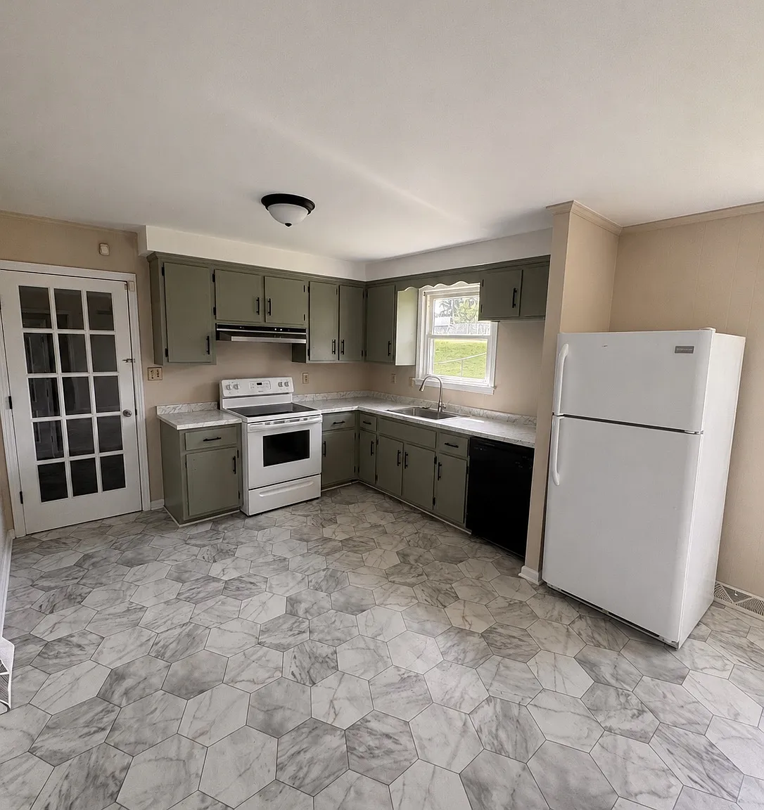 3 bed, 1100 sqft, $1,400 — Photo 4