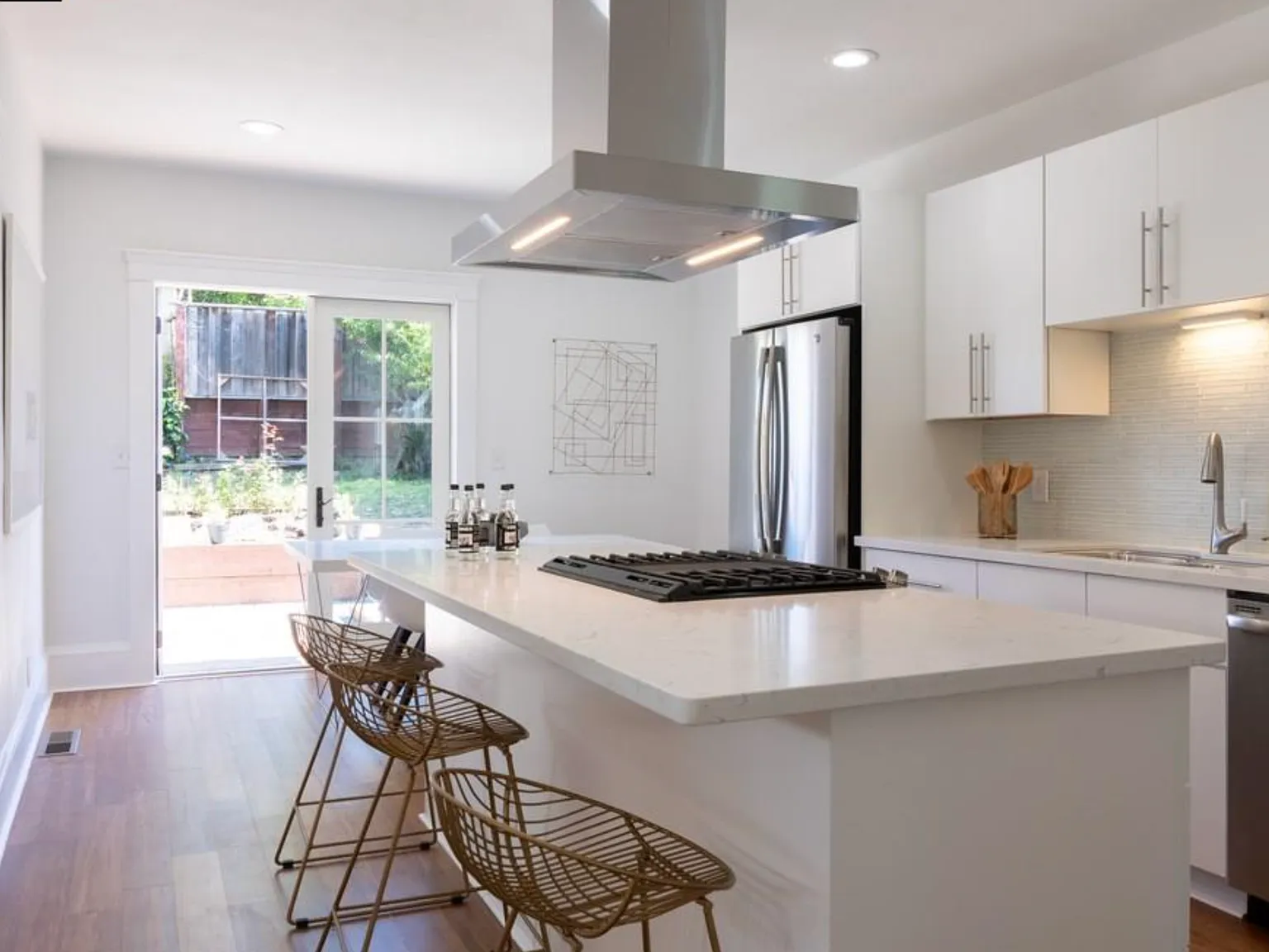 2 bed, 892 sqft, $3,550 — Photo 2