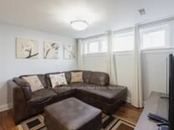 81 Erie St, Toronto, ON M6L 2R1
