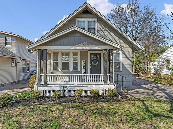 3rd image of 2204 SW Kenilworth Ct