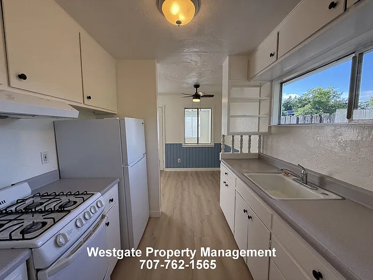 360 E School St — Photo 11