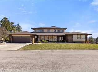 65321 Three Hills Dr, Bellaire, OH 43906