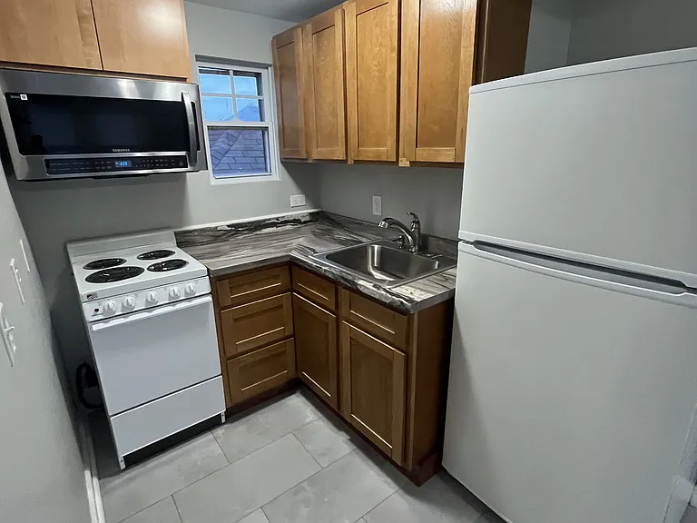 15 1/2 Elm St #1 — Photo 2