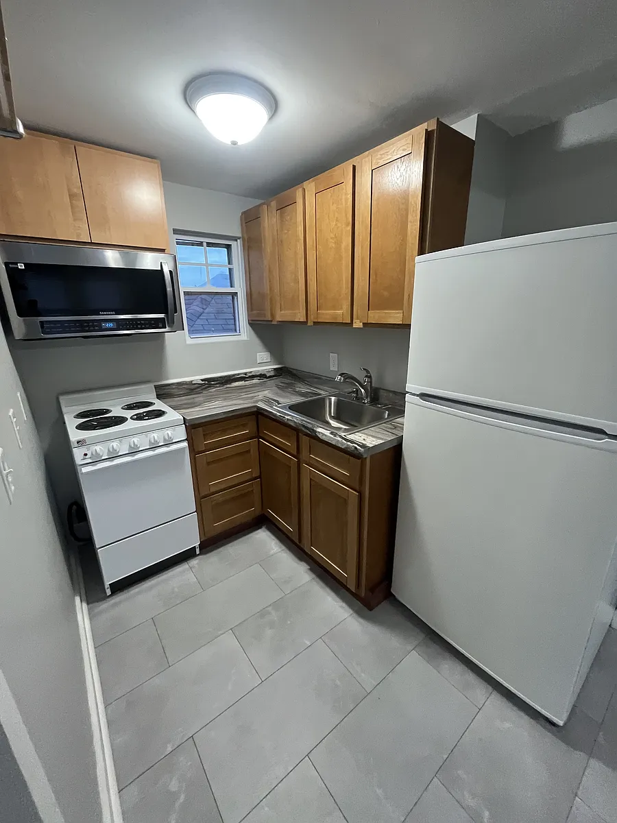Building Photo - 15 1/2 Elm St #1
