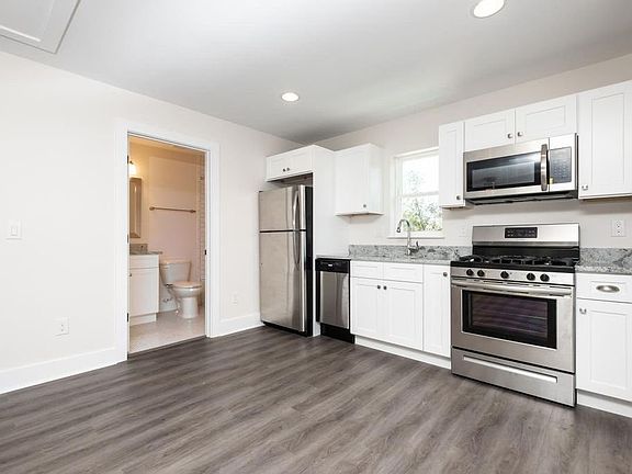 4th image of 125 W Hollywood St #B